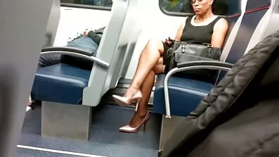 Spectacled నల్లటి జుట్టు గల స్త్రీని పెద్ద సెక్స్ సెక్స్ సెక్స్ తెలుగు వీడియో tits తో ఇచ్చిన వ్యక్తి ఒక ఫుట్ మసాజ్